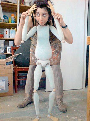 Billie Achilleos macht etwas aus allem, was herumliegt, zum Beispiel auf seltsame Art menschenähnliche Puppen. Billie Achilleos macht etwas aus allem, was herumliegt, zum Beispiel auf seltsame Art menschenähnliche Puppen.
