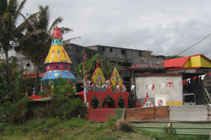 Auf der Insel vermischen sich die Kulturen. Im Bild ein Tempel Auf der Insel vermischen sich die Kulturen. Im Bild ein Tempel