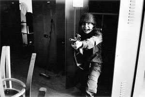 Rambo spielen und Blödsinn machen: Kaum war der Vorgesetzte aus dem Zimmer, sind sämtliche Regeln außer Kraft gesetzt.
Mehr Fotos finden Sie hier. Rambo spielen und Blödsinn machen: Kaum war der Vorgesetzte aus dem Zimmer, sind sämtliche Regeln außer Kraft gesetzt.
Mehr Fotos finden Sie hier.