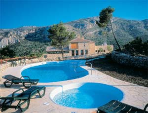 Infos: z. B. mit Niki / Air Berlin via Palma de Mallorca nach Alicante.
Ferienhäuser an der Costa Blanca u. a.. bei Interhome, bei Cuendet - je nach Größe, Ausstattung, Lage und Reisezeit ab rd. 450 € / Woche. Tipp im Hinterland: das Hotel Alahuar
550 Meter über dem Meeresspiegel bei Benimaurell / Vall de Laguart
(Tel. und Fax: 0034/96/558 33 97; DZ ab 63 € / Nacht). Leihwagen z. B.
bei Holiday Autos. Vom Autor dieses Beitrags ist im Wiener Picus-Verlag der Band "Der Mann, der mit den Gambas zaubert - funkelnde Costa Blanca" (14,90 €) erschienen.
Foto: Rodriguillo/wikipedia.org Infos: z. B. mit Niki / Air Berlin via Palma de Mallorca nach Alicante.
Ferienhäuser an der Costa Blanca u. a.. bei Interhome, bei Cuendet - je nach Größe, Ausstattung, Lage und Reisezeit ab rd. 450 € / Woche. Tipp im Hinterland: das Hotel Alahuar
550 Meter über dem Meeresspiegel bei Benimaurell / Vall de Laguart
(Tel. und Fax: 0034/96/558 33 97; DZ ab 63 € / Nacht). Leihwagen z. B.
bei Holiday Autos. Vom Autor dieses Beitrags ist im Wiener Picus-Verlag der Band "Der Mann, der mit den Gambas zaubert - funkelnde Costa Blanca" (14,90 €) erschienen.
Foto: Rodriguillo/wikipedia.org
