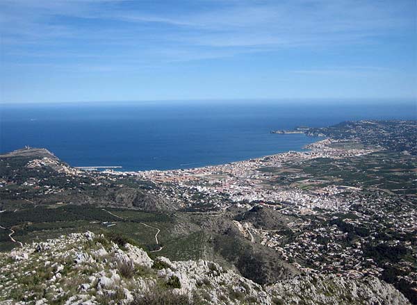 Als Reiseziel für Hotelurlaub hat sich die Costa Blanca auf dem 
deutschsprachigen Markt ganz anders als bei den Briten nie wirklich 
etabliert. Während die Küstenstadt Benidorm mit ihren 
Wolkenkratzer-Hotels überwiegend im Ein- bis Drei-Sterne-Bereich fest in
 den Händen englischer Billigurlauber ist, zieht es Österreicher eher in
 die Ferienhäuser. Viele Landsleute, aber auch Deutsche und Schweizer 
vermieten ihre Zweitwohnsitze immer dann, wenn sie sie nicht selber 
nutzen. Die Preise, die für ein Haus für sechs Personen im 
Hochsaison-Monat August auf über 1500 € pro Woche klettern können, 
liegen in der Nebensaison vielfach bei weniger als einem Drittel davon. 
Angeboten werden solche Quartiere im Internet oder über 
Ferienhausvermittler.