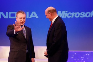 Nokia-Chef Stephen Elop und Microsoft-Chef Steve Ballmer
Am vergangenen Donnerstag veröffentlichte der Handy-Weltmarktführer seine Geschäftszahlen. Nokia steckt weiter in den roten Zahlen fest. Im dritten Quartal fiel ein Verlust von 68 Mio. Euro an, im Vergleich zu 529 Mio. Euro Gewinn vor einem Jahr. Der Umsatz sank um 13 Prozent auf 8,98 Mrd. Euro.