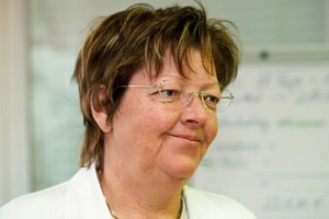 Henriette Walter kam 1981 an die Wiener Universitätsklinik für Psychiatrie,
habilitierte 1990 über Hypnose, ist eingetragene Psychotherapeutin,
Fachärztin für Psychiatrie und Psychotherapeutische Medizin. Neben der
Alkoholismusforschung leitet sie den sehr praxisorientierten
Universitätslehrgang für "Medizinische Hypnose". Henriette Walter kam 1981 an die Wiener Universitätsklinik für Psychiatrie,
habilitierte 1990 über Hypnose, ist eingetragene Psychotherapeutin,
Fachärztin für Psychiatrie und Psychotherapeutische Medizin. Neben der
Alkoholismusforschung leitet sie den sehr praxisorientierten
Universitätslehrgang für "Medizinische Hypnose".