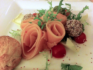 Die Leber von gegenüber in Pralinenform im Wild, wo manchmal ein bisschen viel los ist auf dem Teller
Gasthaus WildRadetzkyplatz 11030 Wien01 9209477Zweimal zwei Gänge, Bier, Saft, Wein, Wasser, Kaffee: 86,70 Euro Die Leber von gegenüber in Pralinenform im Wild, wo manchmal ein bisschen viel los ist auf dem Teller
Gasthaus WildRadetzkyplatz 11030 Wien01 9209477Zweimal zwei Gänge, Bier, Saft, Wein, Wasser, Kaffee: 86,70 Euro