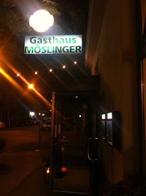 Wenn es Nacht wird im Stuwerviertel... geht man anständigerweise zu Möslinger.
Gasthaus MöslingerEinmal drei, einmal zwei Gänge, Saft, Wein, Wasser, Kaffee: 72,60 Euro Wenn es Nacht wird im Stuwerviertel... geht man anständigerweise zu Möslinger.
Gasthaus MöslingerEinmal drei, einmal zwei Gänge, Saft, Wein, Wasser, Kaffee: 72,60 Euro