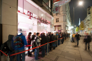 Was ein echter Apple-Fan ist, schlägt sich für ein neues iPhone-Handy schon einmal eine kühle Herbstnacht Nacht um die Ohren: Besonders hart im Nehmen war ein T-Mobile-Kunde, der sieben Stunden lang vor dem Geschäft in der Wiener Kärntner Straße ausharrte, um in der Früh kurz nach 6 Uhr als erster das neue "iPhone 4S" entgegenzunehmen. Dafür wurde er - wie auch 99 andere Kunden nach ihm - mit einem 100-Euro-Gutschein belohnt. Was ein echter Apple-Fan ist, schlägt sich für ein neues iPhone-Handy schon einmal eine kühle Herbstnacht Nacht um die Ohren: Besonders hart im Nehmen war ein T-Mobile-Kunde, der sieben Stunden lang vor dem Geschäft in der Wiener Kärntner Straße ausharrte, um in der Früh kurz nach 6 Uhr als erster das neue "iPhone 4S" entgegenzunehmen. Dafür wurde er - wie auch 99 andere Kunden nach ihm - mit einem 100-Euro-Gutschein belohnt.