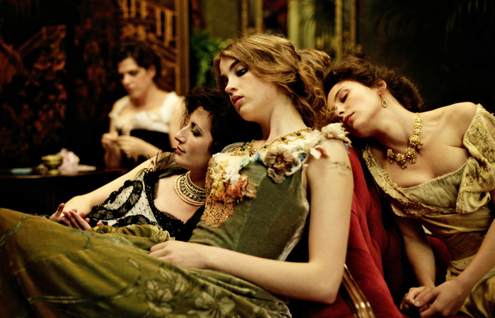 Ein geschlossener Ort, der Fantasien wahr werden lässt und seine Stars 
zu Gefangenen macht: Judith Lou Lévy (li.), Adèle Haenel und Jasmine 
Trinca in "L'Apollonide (Souvenirs de la maison close)".