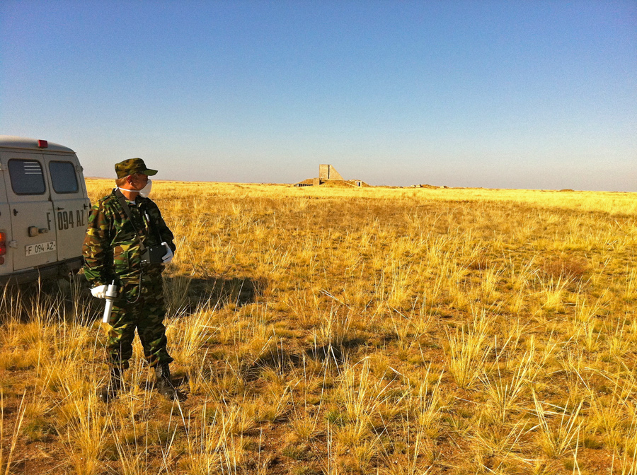 Ein Soldat mit Geigerzähler auf der Technical Area P-1; hinten eine Messstation.