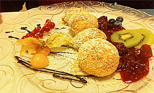 Da strahlen blaue Augen gleich noch einmal so schön: Nougatknödel. Die Beeren lässt sie da einfach links liegen Da strahlen blaue Augen gleich noch einmal so schön: Nougatknödel. Die Beeren lässt sie da einfach links liegen