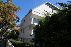Seit 2008 steht dieses Haus im noblen Wiener Cottageviertel leer. Es verstoße gegen die historischen Bauvorschriften, meint der Cottageverein. Die Gerichte haben noch nicht entschieden.