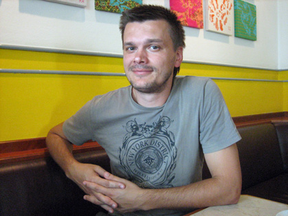 "Bei uns im Bezirk waren viele Fragen offen, was das Thema 'Ausländer' betraf, es gab viele Vorbehalte, die durch die Medien in Umlauf gebracht wurden", sagt Omerović. "Bei uns im Bezirk waren viele Fragen offen, was das Thema 'Ausländer' betraf, es gab viele Vorbehalte, die durch die Medien in Umlauf gebracht wurden", sagt Omerović.