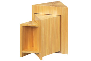 Ein gefinkeltes Schränkchen namens "Cupboard of Secrets" mit Franks charakteristischer Stroh-Marketerie. Ein gefinkeltes Schränkchen namens "Cupboard of Secrets" mit Franks charakteristischer Stroh-Marketerie.