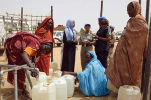 Gender Advisers und Gender Field Advisers kümmern sich zum Beispiel um Wasserversorgung und ganz generell um die Wahrnehmung der unterschiedlichen Bedürfnisse von Frauen und Männern in Krisengebieten. Gender Advisers und Gender Field Advisers kümmern sich zum Beispiel um Wasserversorgung und ganz generell um die Wahrnehmung der unterschiedlichen Bedürfnisse von Frauen und Männern in Krisengebieten.