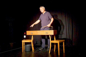 Gerhard Polt wartet in dem kurzen Film "Der Gedanke" ungeduldig und mit einer Flasche Bardolino auf einen neuen Gedanken. Das Möbelobjekt "Ausschnapsn" von Martin Walde wird dabei als Ko-Darsteller ausgewiesen. Gerhard Polt wartet in dem kurzen Film "Der Gedanke" ungeduldig und mit einer Flasche Bardolino auf einen neuen Gedanken. Das Möbelobjekt "Ausschnapsn" von Martin Walde wird dabei als Ko-Darsteller ausgewiesen.