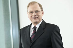 Friedhelm Dold, Generaldirektor Hofer KG. 