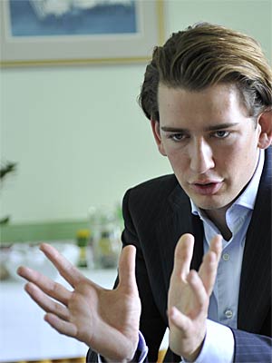 Sebastian Kurz ärgert sich über die Ideologiedebatte und spielt dennoch
mit: Eine Gesamtschule wird's nicht geben, sagt er. Sebastian Kurz ärgert sich über die Ideologiedebatte und spielt dennoch
mit: Eine Gesamtschule wird's nicht geben, sagt er.