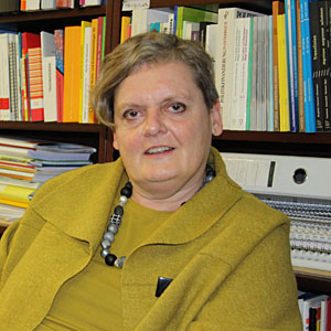 Die Juristin und Politikwissenschaftlerin Birgitt Haller ist
Mitarbeiterin des Instituts für Konfliktforschung und Expertin für
familiäre Gewalt. Haller hat unter anderem die erste Evaluierung des
Gewaltschutzgesetzes 1997 durchgeführt, im vergangenen Jahr wurde unter
ihrer Leitung eine Studie über Partnergewalt gegen ältere Frauen in
Österreich durchgeführt. Die Juristin und Politikwissenschaftlerin Birgitt Haller ist
Mitarbeiterin des Instituts für Konfliktforschung und Expertin für
familiäre Gewalt. Haller hat unter anderem die erste Evaluierung des
Gewaltschutzgesetzes 1997 durchgeführt, im vergangenen Jahr wurde unter
ihrer Leitung eine Studie über Partnergewalt gegen ältere Frauen in
Österreich durchgeführt.