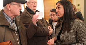 Nicht im Boxring, aber im Dialog mit besorgten Anrainern fand sich Maria
Vassilakou beim ersten Tag des Beteiligungsverfahrens wieder. Nicht im Boxring, aber im Dialog mit besorgten Anrainern fand sich Maria
Vassilakou beim ersten Tag des Beteiligungsverfahrens wieder.