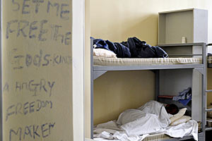Die Bedingungen in der Schubhaft waren für K. ungeeignet. Er wurde in ein Heim entlassen, wo er besser betreut werden konnte. Die Bedingungen in der Schubhaft waren für K. ungeeignet. Er wurde in ein Heim entlassen, wo er besser betreut werden konnte.