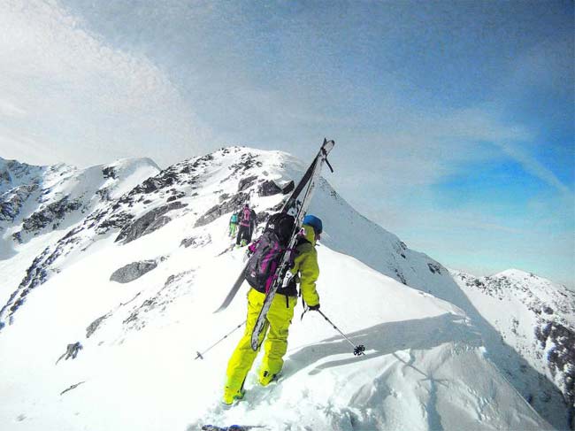 Geführte Reise: "The Trip" nennt sich ein von zwei Ausbildnern des Alpenvereins-Jugend-Backcountry-Sicherheitsprogrammes "Risk'n'Fun" gegründetes Reiseprojekt für Freerider (Snowboarder wie Skifahrer) an Destinationen abseits der allseits bekannten Tourenregionen. Mindestens ein Bergführer ist immer mit von der Partie. Im Vorjahr fand die Reise in die Hohe Tatra zum ersten Mal statt, Termin heuer ist Ende Februar. Achtung: Nichts für Anfänger! www.yellowtravel.net
Wenn die Schneesituation nicht optimal ist, raten slowakische Bergführer und Hoteliers ihren Tourengästen, in den polnischen Teil der Hohen Tatra zu fahren (Zakopane): Dort zeigen die Hänge nach Norden, sind also schneesicherer. 