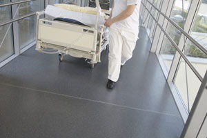 Wer kann "Herzkranzgefäß" in fünf Sprachen sagen? Die wenigsten. Profi-DolmetscherInnen sind im Krankenhaus jedoch Mangelware. Oft müssen mehrsprachige Reinigungs- oder Pflegekräfte aushelfen Wer kann "Herzkranzgefäß" in fünf Sprachen sagen? Die wenigsten. Profi-DolmetscherInnen sind im Krankenhaus jedoch Mangelware. Oft müssen mehrsprachige Reinigungs- oder Pflegekräfte aushelfen