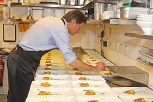 Klubobmann Bucher beim Beträufeln seines Lachsforellentatars mit Mangos und Weintrauben. Klubobmann Bucher beim Beträufeln seines Lachsforellentatars mit Mangos und Weintrauben.