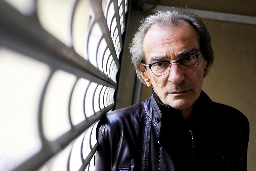 Ludwig Hirsch verzierte seine dunkelgrau getönten Lieder gern mit süßen Geigen. Das machte sie in ihrer Grausamkeit erträglich, populär - und einzigartig.&nbsp;
&nbsp;