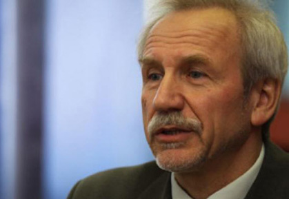 Walerij Karbalewitsch, Politologe, gehört zu den angesehensten
Intellektuellen in Weißrussland. Seine Biografie über Präsident
Alexander Lukaschenko gilt als Standardwerk. Für den unabhängigen Sender
Radio Svaboda führt er einen Blog, in dem er die politische und
wirtschaftliche Lage des Landes analysiert. Walerij Karbalewitsch, Politologe, gehört zu den angesehensten
Intellektuellen in Weißrussland. Seine Biografie über Präsident
Alexander Lukaschenko gilt als Standardwerk. Für den unabhängigen Sender
Radio Svaboda führt er einen Blog, in dem er die politische und
wirtschaftliche Lage des Landes analysiert.