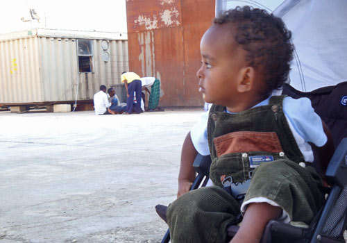 Der kleine Mickey floh mit seinem Vater aus Äthiopien und lebt in Hal Far - er hat Glück: Bald wird er im Rahmen eines Resettlement-Programms nach Norwegen überstellt.