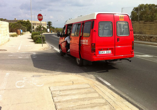 Der Kleinbus holt sie von Hal Far ab und bringt sie am frühen Nachmittag zurück ins Lager.