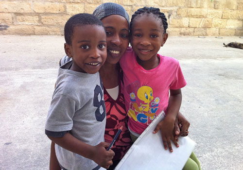 Paula (ganz rechts) mit Mutter Rashida und Bruder Clinson.