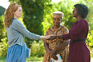 Jungjournalistin Skeeter (Emma Stone, links.) recherchiert bei den
Haushälterinnen Minny (Octavia Spencer, mitte) und Aibileen (Viola Davis, rechts). Jungjournalistin Skeeter (Emma Stone, links.) recherchiert bei den
Haushälterinnen Minny (Octavia Spencer, mitte) und Aibileen (Viola Davis, rechts).