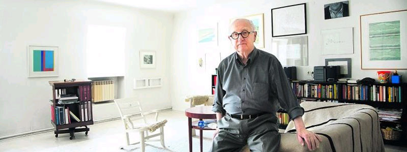 Weiße Wände, weißer Boden, weißer Lieblingsstuhl: Der Schriftsteller und Architekturpublizist Friedrich Achleitner in seiner Dachgeschoßwohnung.
(Foto: Lisi Specht)