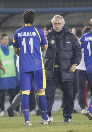 "Trainer Andrea Mandorlini genießt hier Kultstatus, weil mit ihm eigentlich alles gewonnen
wurde. Er hat Champions League-Erfahrung, war in Rumänien Meister,
hat schon in der Serie A gearbeitet, er ist auf Topniveau und stellt uns
perfekt auf den Gegner ein." "Trainer Andrea Mandorlini genießt hier Kultstatus, weil mit ihm eigentlich alles gewonnen
wurde. Er hat Champions League-Erfahrung, war in Rumänien Meister,
hat schon in der Serie A gearbeitet, er ist auf Topniveau und stellt uns
perfekt auf den Gegner ein."