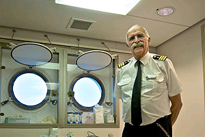 Schiffsarzt Christian Lendtrodt versorgt die Patienten auf der MS Astor während einer Reise durch die Ostsee. Notfälle sind selten, manchmal kommen Menschen, die am Schiff sterben wollen. "Das ist aber selten". Schiffsarzt Christian Lendtrodt versorgt die Patienten auf der MS Astor während einer Reise durch die Ostsee. Notfälle sind selten, manchmal kommen Menschen, die am Schiff sterben wollen. "Das ist aber selten".