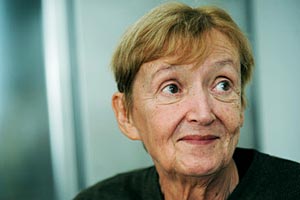 Christine Nöstlinger, geb. 1936 in Wien-Hernals. Mit über 100 Büchern
zählt sie heute zu den bekanntesten Kinderbuchautoren im deutschen
Sprachraum. Seit 1970 von ihr "Die feuerrote Friederike" erschien, hat
sie zahlreiche Preise und Auszeichnungen erhalten, u. a. den
Astrid-Lindgren-Gedächnis-Preis (2003). Im Dezember 2011 wurde ihr das
Große Ehrenzeichen für Verdienste um die Republik Österreich verliehen. Christine Nöstlinger, geb. 1936 in Wien-Hernals. Mit über 100 Büchern
zählt sie heute zu den bekanntesten Kinderbuchautoren im deutschen
Sprachraum. Seit 1970 von ihr "Die feuerrote Friederike" erschien, hat
sie zahlreiche Preise und Auszeichnungen erhalten, u. a. den
Astrid-Lindgren-Gedächnis-Preis (2003). Im Dezember 2011 wurde ihr das
Große Ehrenzeichen für Verdienste um die Republik Österreich verliehen.