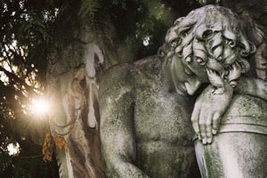 Ein Todesgenius mit Aschenkrug auf dem Friedhof Mauer Ein Todesgenius mit Aschenkrug auf dem Friedhof Mauer