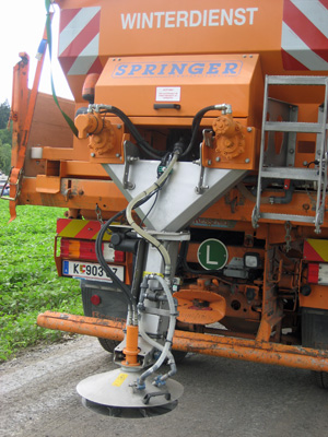 Die Vorrichtung ist auf den Drehtellern der Winterdienstfahrzeuge angebracht. Die Vorrichtung ist auf den Drehtellern der Winterdienstfahrzeuge angebracht.