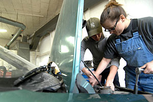 Ausbildungsplätze für Lehrlinge, die am freien Markt keinen Job finden, zählten
in den vergangenen Jahren zu den Schwerpunkten des AMS. Ausbildungsplätze für Lehrlinge, die am freien Markt keinen Job finden, zählten
in den vergangenen Jahren zu den Schwerpunkten des AMS.