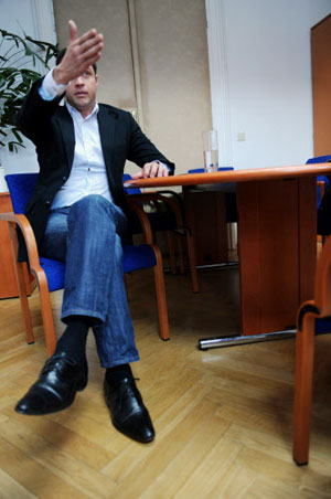 JOHANN GUDENUS (35) ist seit 2010 Klubobmann der FP im Wiener Rathaus.
Der Jurist war langjähriger Vorsitzender des Ringes Freiheitlicher
Jugend.
Solange es nicht amtsführende Stadträte gibt, können wir nicht darauf
verzichten.
Eigenwerbung der Stadt, Subventionen ans Ausland, Asylwesen: Da sieht
Wiens FP-Klubobmann Johann Gudenus Einsparungsmöglichkeiten. JOHANN GUDENUS (35) ist seit 2010 Klubobmann der FP im Wiener Rathaus.
Der Jurist war langjähriger Vorsitzender des Ringes Freiheitlicher
Jugend.
Solange es nicht amtsführende Stadträte gibt, können wir nicht darauf
verzichten.
Eigenwerbung der Stadt, Subventionen ans Ausland, Asylwesen: Da sieht
Wiens FP-Klubobmann Johann Gudenus Einsparungsmöglichkeiten.