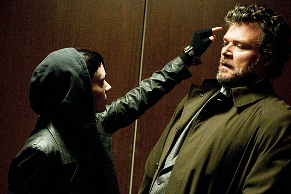 Kleine Frau mit großer Strahlkraft: Lisbeth Salander (Rooney Mara) lässt sich in "Verblendung" auch von ihrem rechtlichen Vormund (Yorick van Wageningen) nicht einschüchtern.
&nbsp;
