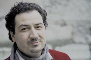 Alexander Peer, geboren 1971 in Salzburg, studierte Germanistik,
Philosophie und Publizistik. Er lebt als freier Autor und Journalist in
Wien. Tätigkeit als Lektor und Leiter von Schreibwerkstätten. Zahlreiche
Veröffentlichungen in Anthologien und Literaturzeitschriften, u. a.
Land unter ihnen (Novelle, Limbus Verlag, 2011), Schönheit und
Vergänglichkeit (Kunstbuch, Essl Museum, 2011). Einige Preise und
Stipendien. Der Autor ist aktuell Stadtschreiber in Schwaz in Tirol
2011. Alexander Peer, geboren 1971 in Salzburg, studierte Germanistik,
Philosophie und Publizistik. Er lebt als freier Autor und Journalist in
Wien. Tätigkeit als Lektor und Leiter von Schreibwerkstätten. Zahlreiche
Veröffentlichungen in Anthologien und Literaturzeitschriften, u. a.
Land unter ihnen (Novelle, Limbus Verlag, 2011), Schönheit und
Vergänglichkeit (Kunstbuch, Essl Museum, 2011). Einige Preise und
Stipendien. Der Autor ist aktuell Stadtschreiber in Schwaz in Tirol
2011.