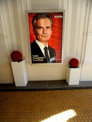Werner Faymann, entrückt: Setzt sich der Kanzler in der Frage der Schuldenbremse "autokratisch" über die schweigende Mehrheit in seiner Partei hinweg?