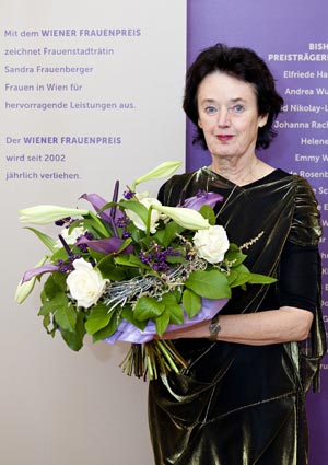 2011 erhielt die Professorin und Förderin junger Wissenschafterinnen für ihre Leistungen den Wiener Frauenpreis: "Interdisziplinarität, ungewöhnliche Kombinationen von Forschungsgebieten
sind in Österreich sehr schwer zu entwickeln. Es hat mich gefreut, dass
die Jurorinnen begriffen haben, dass ich für eine Technik stehe, die
nicht an den AnwenderInnen vorbei entwickelt wird. Ich hatte das Gefühl,
dass mein Fachgebiet verstanden wurde." 2011 erhielt die Professorin und Förderin junger Wissenschafterinnen für ihre Leistungen den Wiener Frauenpreis: "Interdisziplinarität, ungewöhnliche Kombinationen von Forschungsgebieten
sind in Österreich sehr schwer zu entwickeln. Es hat mich gefreut, dass
die Jurorinnen begriffen haben, dass ich für eine Technik stehe, die
nicht an den AnwenderInnen vorbei entwickelt wird. Ich hatte das Gefühl,
dass mein Fachgebiet verstanden wurde."