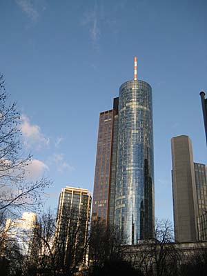 Size does matter: Vom Frankfurter Main Tower aus trifft S&P seine Rating-Entscheidungen. Size does matter: Vom Frankfurter Main Tower aus trifft S&P seine Rating-Entscheidungen.