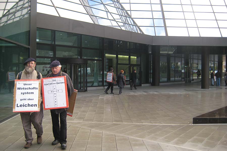 Demonstranten vor der Deutschen Bank: Protest gegen die Leuchttürme des Corporate Germany.