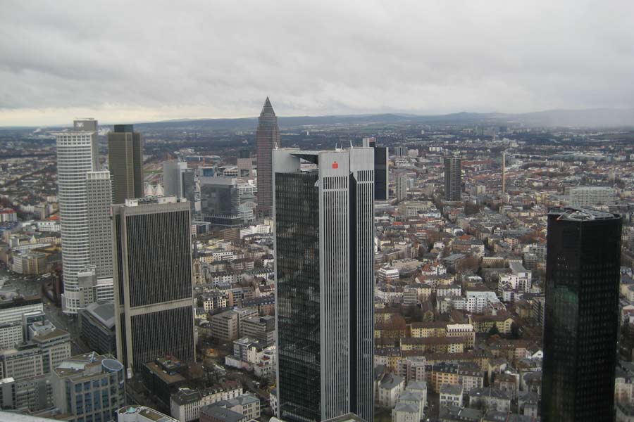 Frankfurter Bankenviertel vom Main Tower aus: Gute Aussicht für Ratinganalysten.