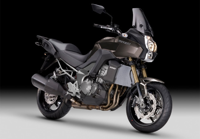 Kawasaki Versys 1000
Motor: 4-Zylinder-4-Takt-MotorHubraum: 1043 ccmLeistung: 88,6 kW (118 PS) bei 9.000 U/minDrehmoment: 102 Nm bei 7.700 U/minEndantrieb: KetteRadaufhängung vorne: 43 mm USD-GabelRadaufhängung hinten: horizontal angeordnetes ZentralfederbeinBremse vorne: Doppelscheibenbremse, Ø 300 mm, 4-Kolben, ABSBremse hinten: Scheibenbremse, Ø 250 mm, 1-Kolben, ABSReifen vorne: 120/55 ZR17Reifen hinten: 180/55 ZR17Gewicht fahrfertig: 239 kgSitzhöhe: 845 mmPreis: ab 14.699 Euro