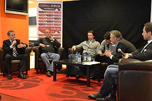 Die komplette Expertenrunde: ÖFB-Teamchef Marcel Koller, Austria-Legende Herbert Prohaska,
Rapid-Trainer Peter Schöttel, Neo-Austria-Coach Ivo Vastic, Moderator Hans Huber und
Wattens-Trainer Roland Kirchler (v.li). Die komplette Expertenrunde: ÖFB-Teamchef Marcel Koller, Austria-Legende Herbert Prohaska,
Rapid-Trainer Peter Schöttel, Neo-Austria-Coach Ivo Vastic, Moderator Hans Huber und
Wattens-Trainer Roland Kirchler (v.li).