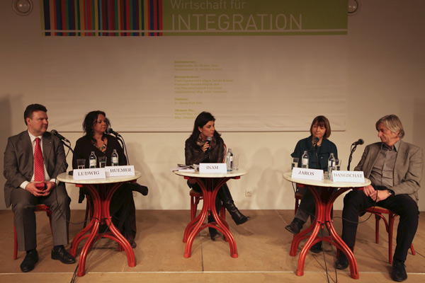 In der Brunnenpassage diskutierten am Mittwochabend: Michael Ludwig (Stadtrat für Wohnbau), Claudia Huemer (Teamleiterin Wohnpartner), Karina Jaros (Obfrau der Sportunion Leopoldau) und Jens Dangschat (Leiter des Fachbereichs Soziologie an der TU Wien). Münire Inam (ORF) moderierte die Gesprächsrunde.